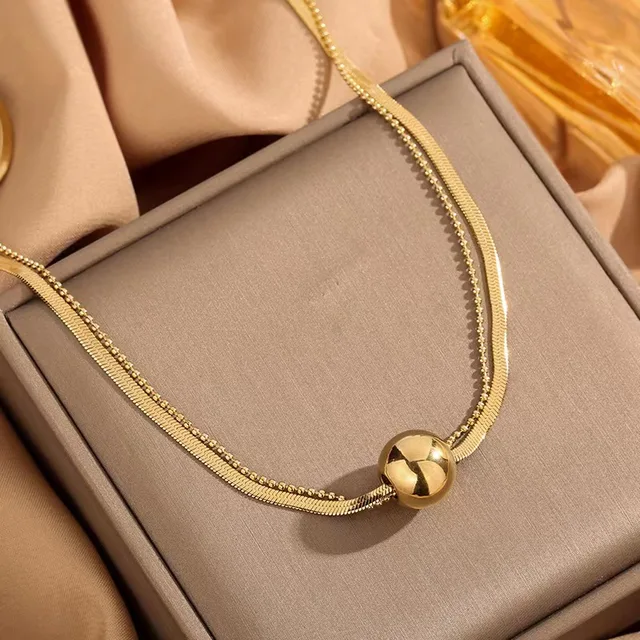 Éclat sophistiqué : collier en os de serpent plaqué or 18 carats