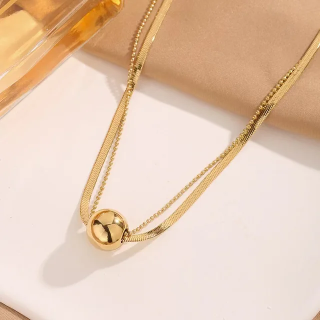 Éclat sophistiqué : collier en os de serpent plaqué or 18 carats