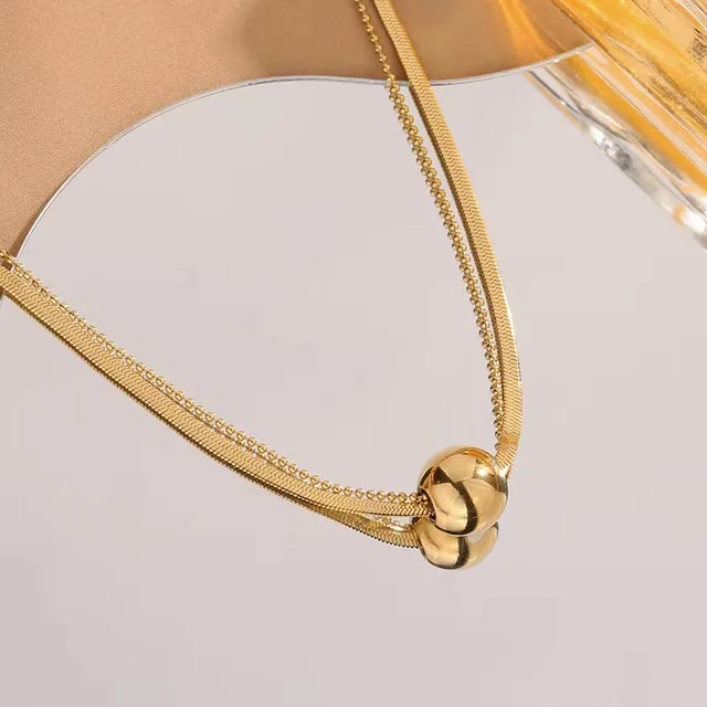 Éclat sophistiqué : collier en os de serpent plaqué or 18 carats