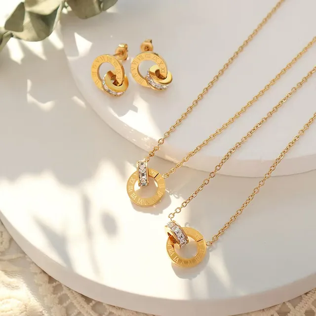 Luxe moderne : collier romain à double anneau et diamants