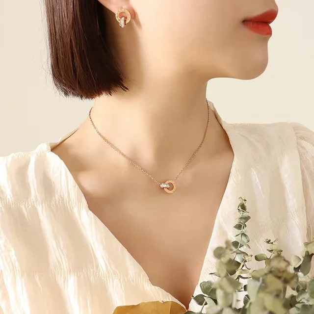 Luxe moderne : collier romain à double anneau et diamants