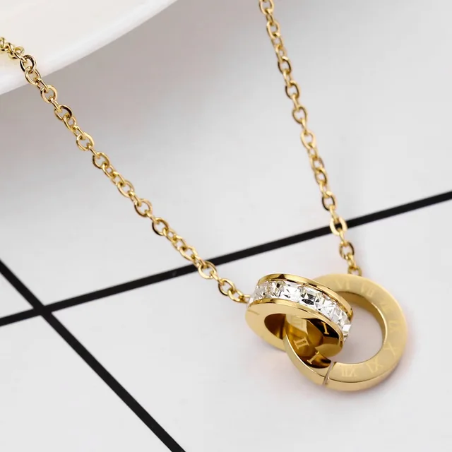 Luxe moderne : collier romain à double anneau et diamants